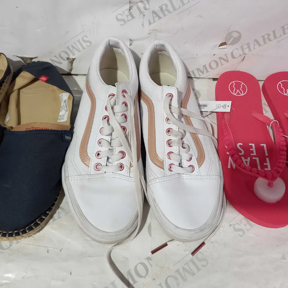 BOX OF APPROXIMATELY 15 ASSORTED PAIRS OF SHOS AND FOOTWEAR ITEMS IN VARIOUS STYLES AND SIZES TO INCLUDE HAVAIANAS, VANS, FLAWLESS, ETC