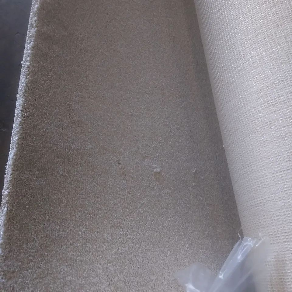 ROLL OF QUALITY FEELING 124 OYSTER WHITE CARPET APPROXIMATELY 5X3.5M