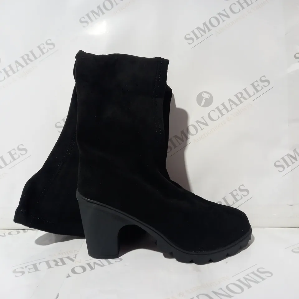 BOXED PAIR OF DESIGNER BLOCK HEEL KNEE HIGH BOOTS IN BLACK EU SIZE 36