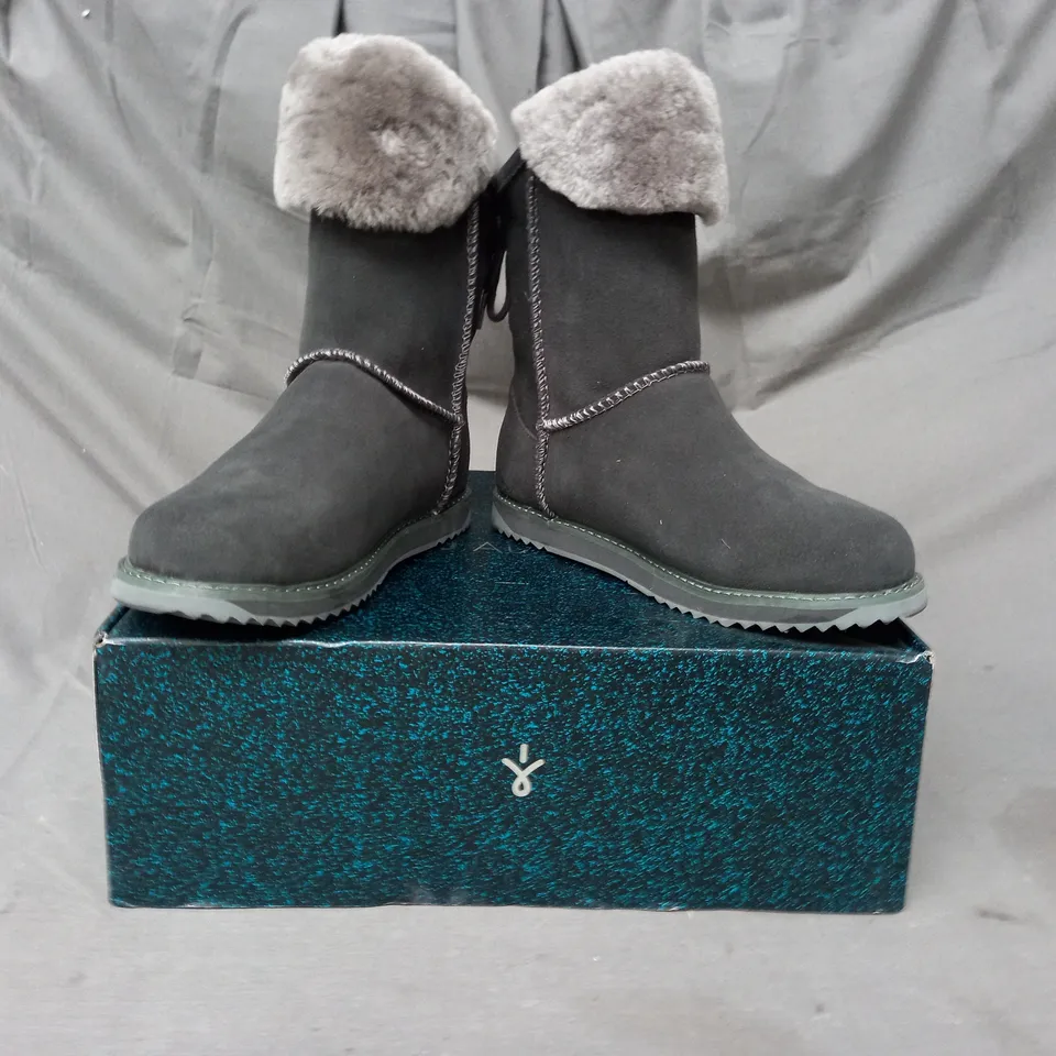 BOXED PAIR OF EMU AUSTRALIA BOOTS IN DARK GREY SIZE 6