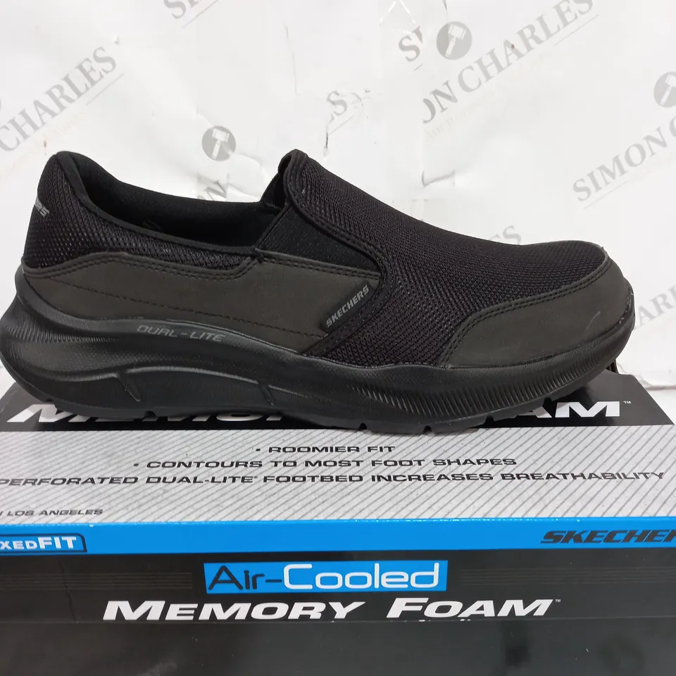BOXED PAIR OF SKECHERS AIR COOLED MEMORY FOAM TRAINERS IN BLACK SIZE 10