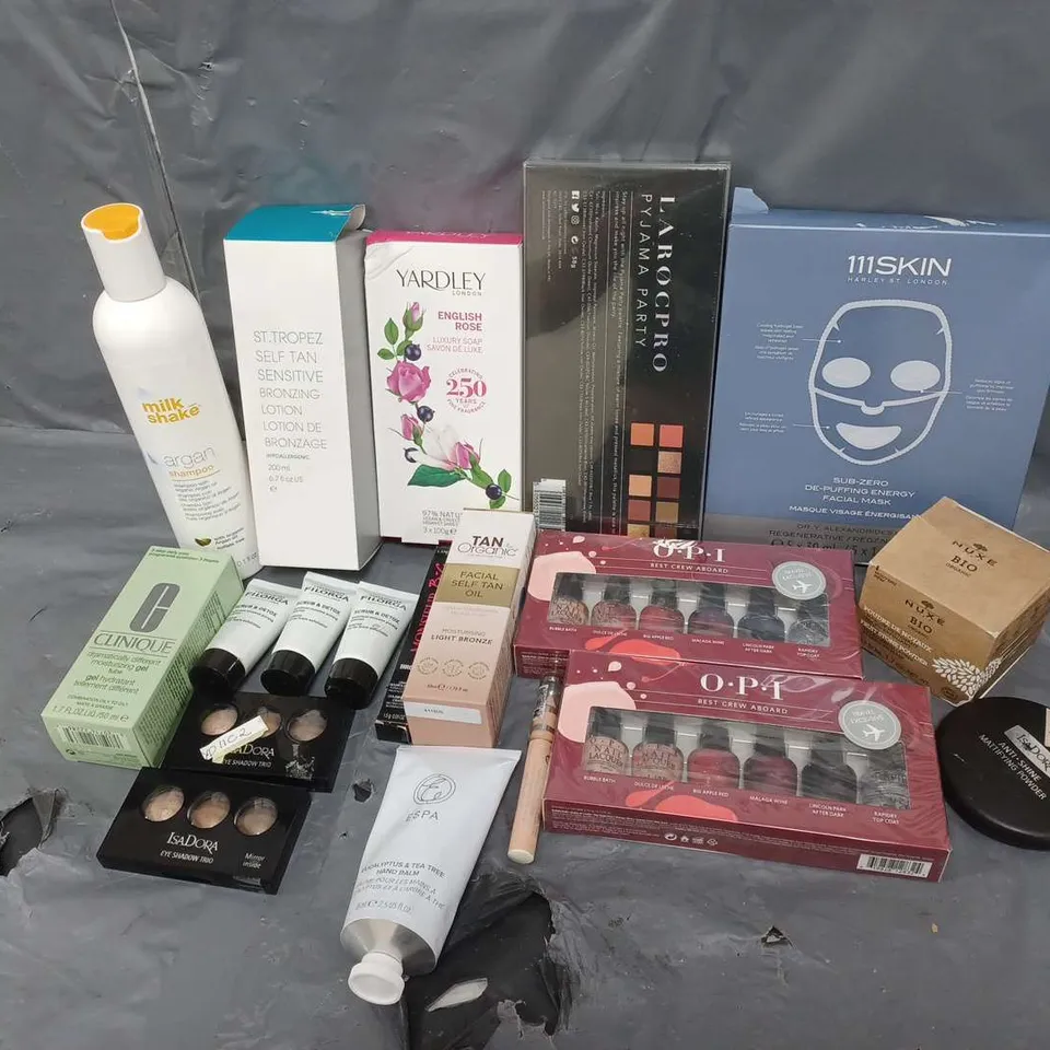 LOT OF APPROX 15 COSMETIC ITEMS TO INCLUDE 111SKIN DE-PUFFING FACIAL MASK, YARDLEY LUXURY SOAP, ETC