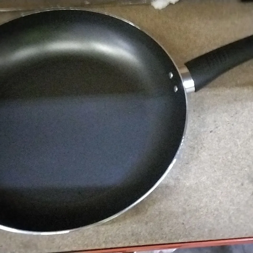 MEDIUM SIZE FRYING PAN