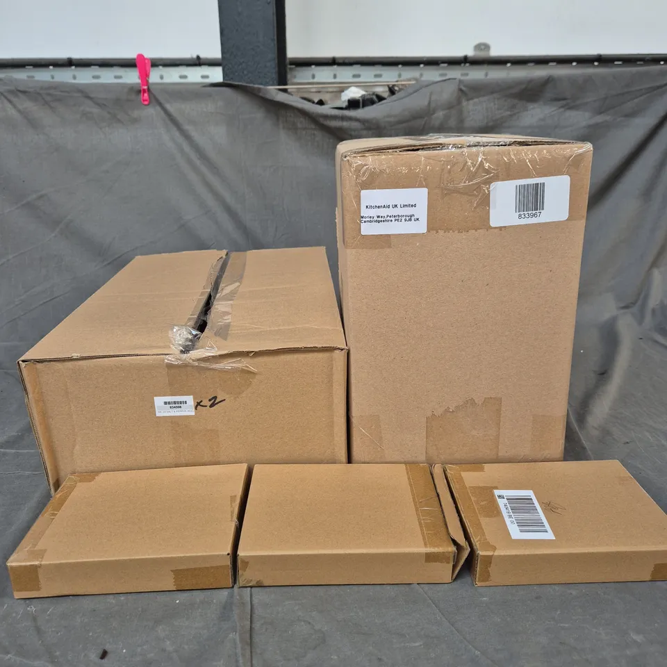 BOX OF 8 ASSORTED HOUSEHOLD ITEMS TOO INCLUDE SALT AND PEPPER SHAKERS , LAD LIGHTS , ETC