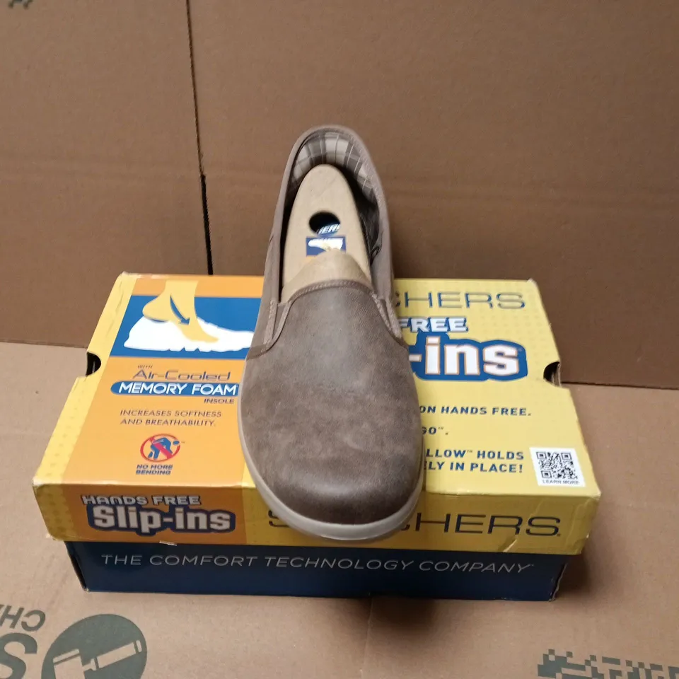 BOXED PAIR OF SKECHERS ON THE GO FLEX SHOES IN DARK TAUPE - UK 6