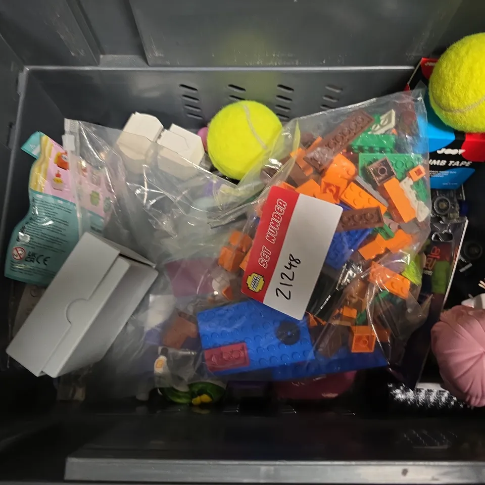 APPROXIMATELY 10 ASSORTED TOYS & GAMES PRODUCTS TO INCLUDE SMALL PAINT SET , FELT TIPS , TENNIS BALLS  ETC 