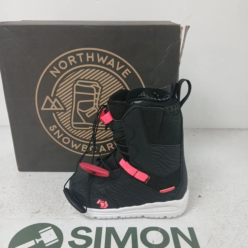 NORTHWAVE DAHLIA SL SNOWBOARD BOOTS – BLACK WITH PINK STRAPS, UK 2 (EU 34)