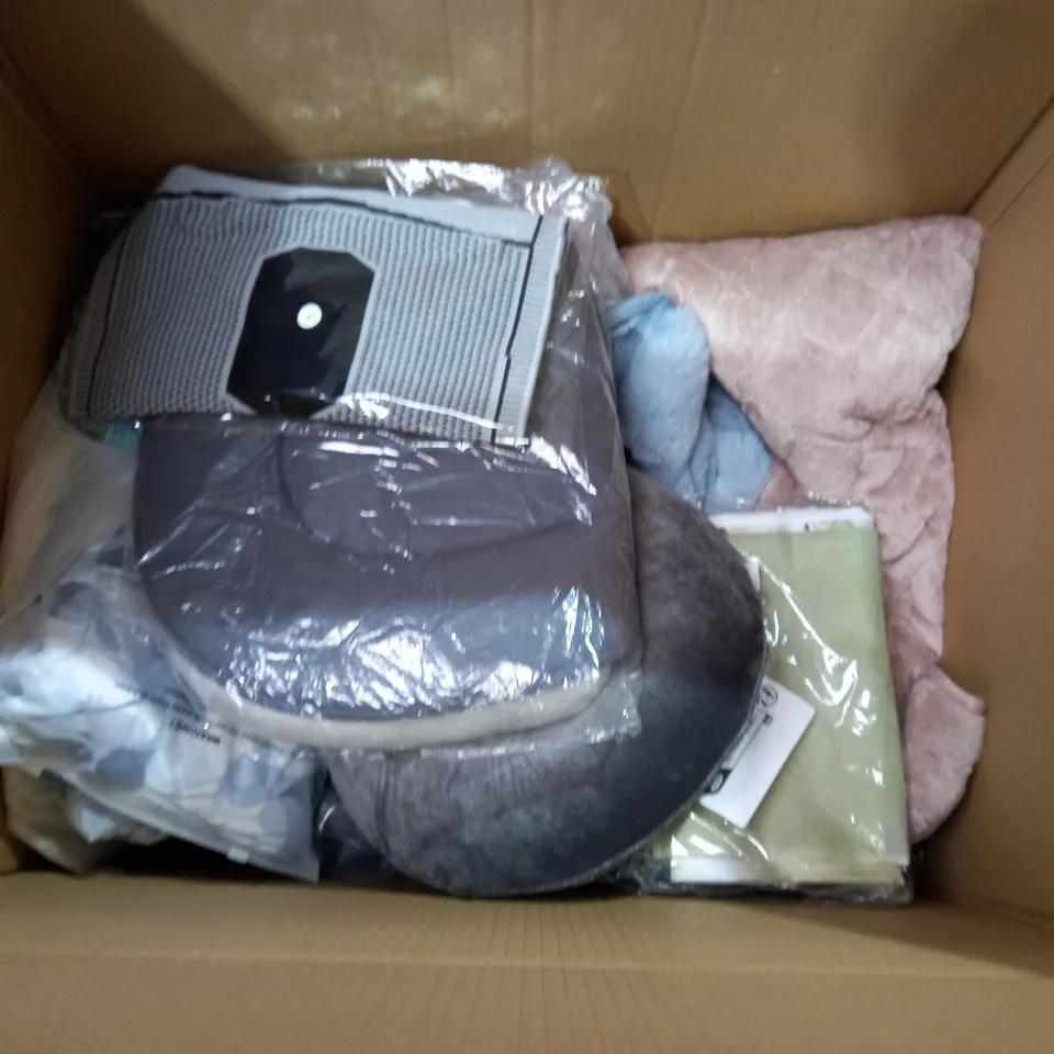 LOT OF ASSORTED HOME FABRIC ITEMS TO INCLUDE DUVET,CHRISTMASREE SKIRT AND BATH MAT