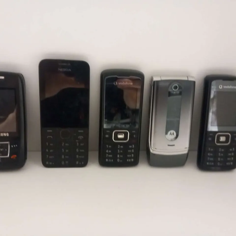 FIVE ASSORTED RETRO MOBILE PHONES