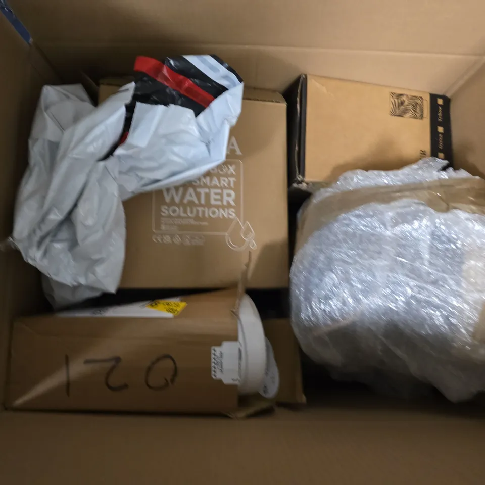 BOX OF APPROXIMATELY 10 ASSORTED HOUSEHOLD GOODS TO INCLUDE WATERING JUG , NESTING GLASSES , ETC 