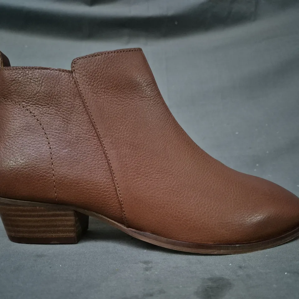 BOXED PAIR OF WHITE STUFF ANKLE BOOTS IN BROWN UK SIZE 6.5