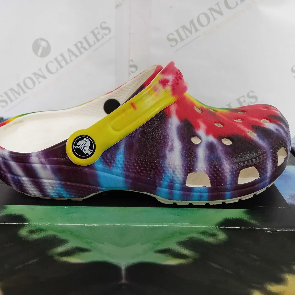 BOXED PAIR OF CROCS CLASSIC CLOGS IN TIE-DYE - SIZE M4/W6