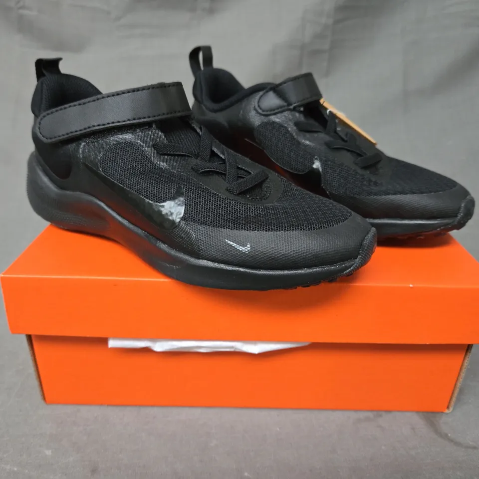 BOXED PAIR OF NIKE KID'S REVOLUTION 7 SHOES IN BLACK UK SIZE 12.5