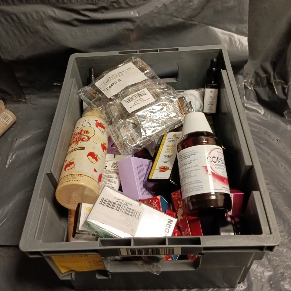 BOX OF APPROXIMATELY 25 ASSORTED COSMETIC ITEMS INCLUDING CORSODYL, NEALS YARD CONDITIONER, GRUM FACE OIL AND NATURE SPELL HAIR OIL