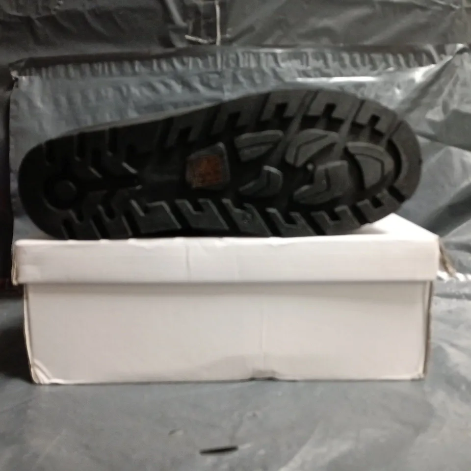 BOXED PAIR OF UNBRANDED FAUX FUR LINED SHOES IN BLACK SIZE EU 40