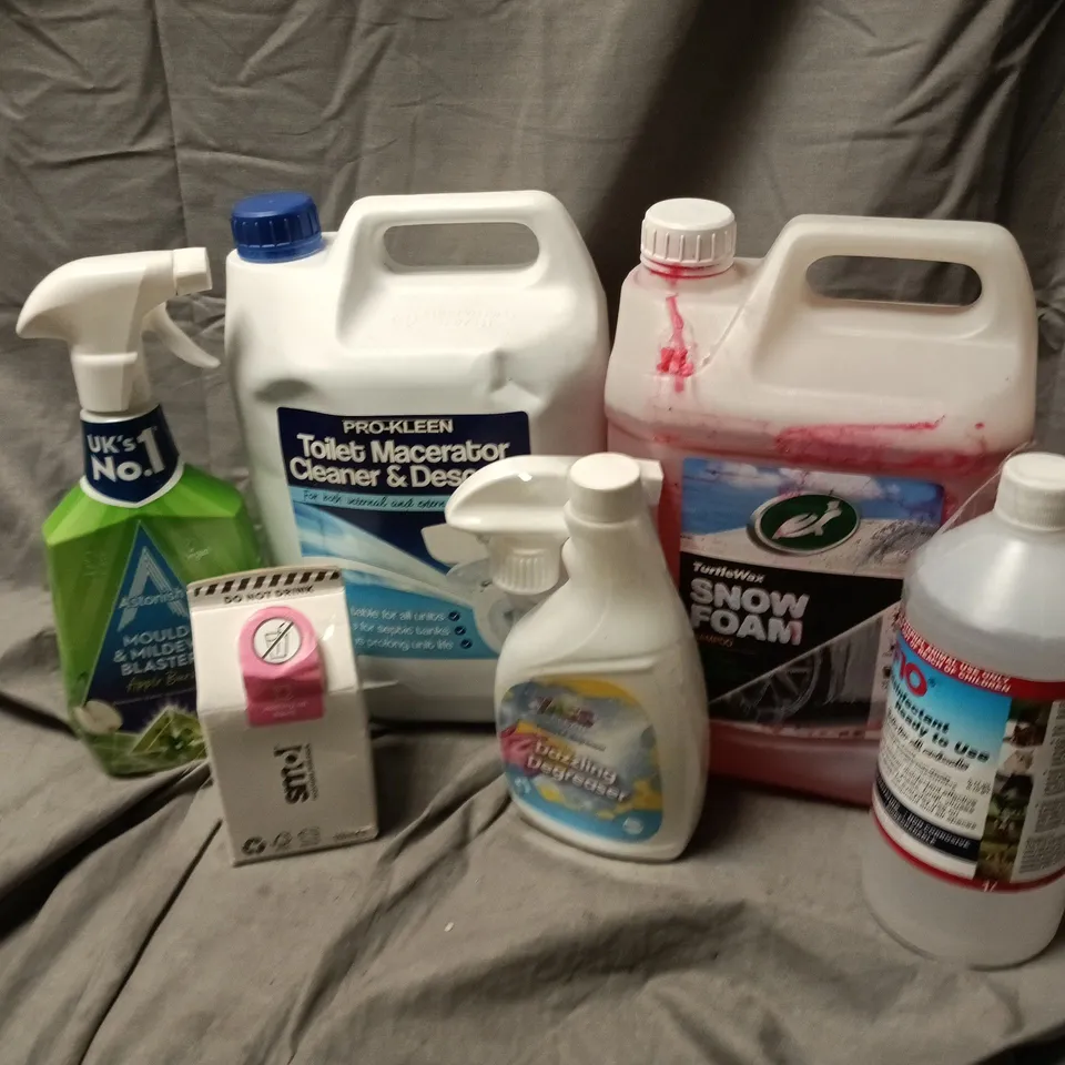 APPROXIMATELY 6 ASSORTED HOUSEHOLD LIQUID PRODUCTS TO INCLUDE SNOW FOAM, ASTONISH MOULD & MILDEW BLASTER, YASS CLEAN DEGREASER, ETC - COLLECTION ONLY