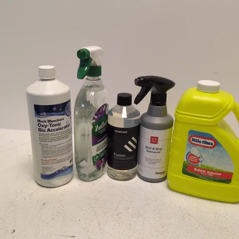 APPROXIMATELY 12 ASSORTED LARGE LIQUIDS TO INCLUDE LITTLE TIKES BUBBLE SOLUTION, BIRD & BUG REMOVER, MUCK MUNCHERS OXY-TONIC, ETC - COLLECTION ONLY