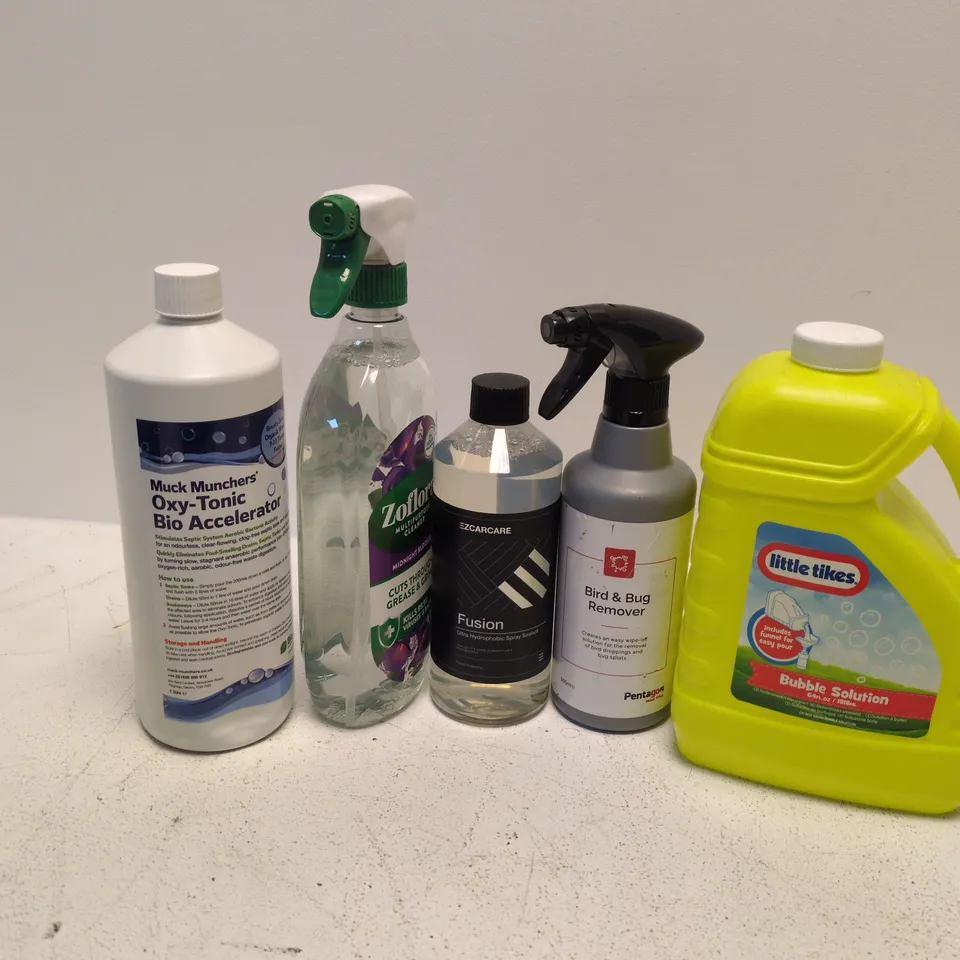 APPROXIMATELY 12 ASSORTED LARGE LIQUIDS TO INCLUDE LITTLE TIKES BUBBLE SOLUTION, BIRD & BUG REMOVER, MUCK MUNCHERS OXY-TONIC, ETC - COLLECTION ONLY