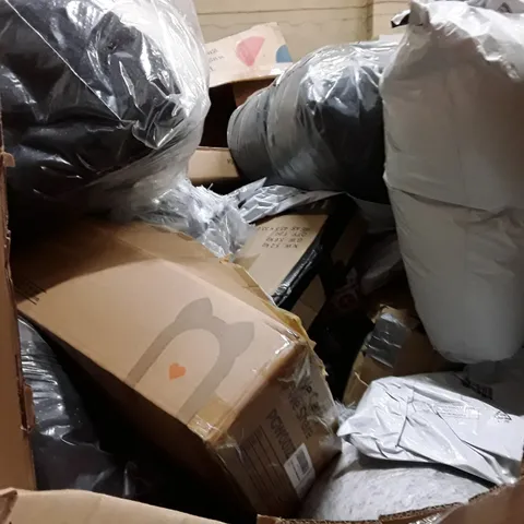 PALLET CONTAINING ASSORTED PRODUCTS INCLUDING PET BEDS, LADDER SHELF & CLOTHES RACK