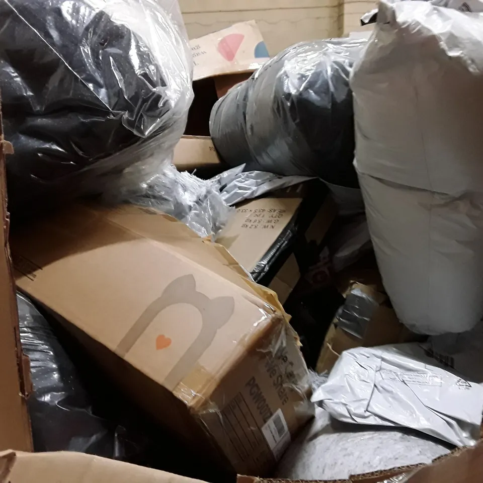 PALLET CONTAINING ASSORTED PRODUCTS INCLUDING PET BEDS, LADDER SHELF & CLOTHES RACK