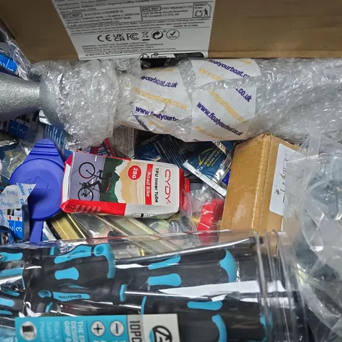 APPROXIMATELY 6 ASSORTED VEHICLE PARTS & ACCESSORIES TO INCLUDE SCREWDRIVER SET, TPU INNER TUBE, WINDSHIELD CLEANER, ETC