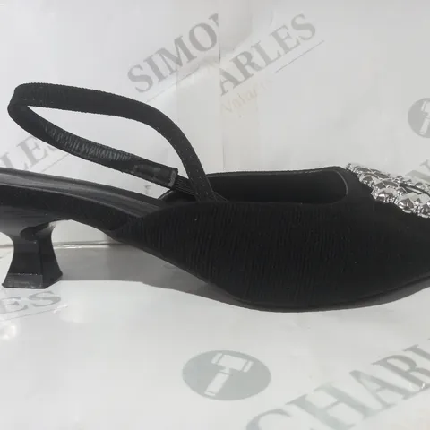 BOXED PAIR OF DESIGNER CLOSED POINTED TOE LOW HEEL SHOES IN BLACK W. METALLIC SILVER DETAIL EU SIZE 38