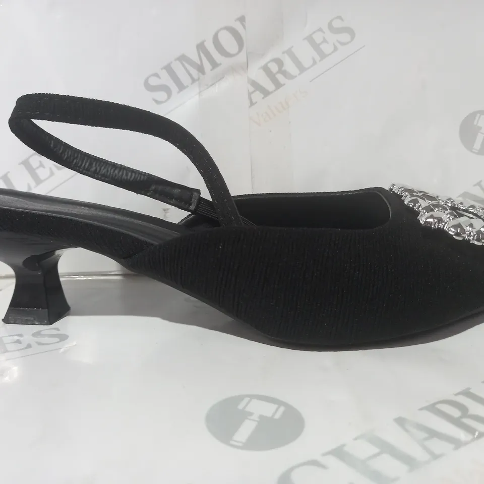 BOXED PAIR OF DESIGNER CLOSED POINTED TOE LOW HEEL SHOES IN BLACK W. METALLIC SILVER DETAIL EU SIZE 38