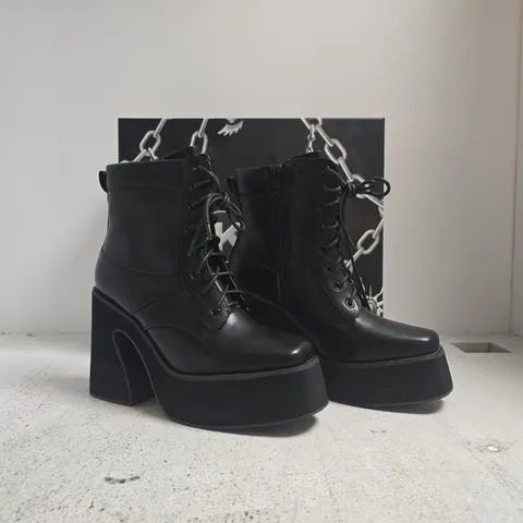 BOXED PAIR OF SEDAI CHUNKY PLATFORM BLOCK HEEL ANKLE BOOTS IN BLACK SIZE 5