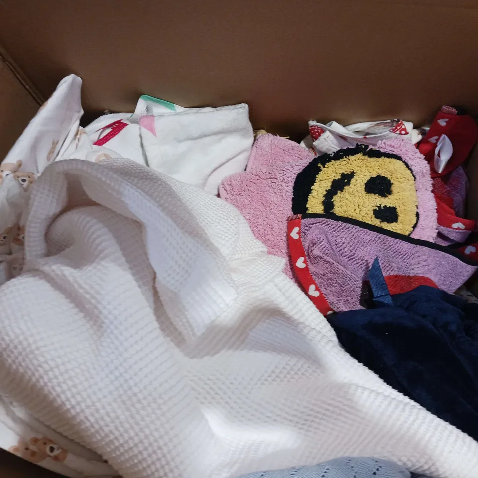 BOX OF APPROXIMATELY 12 ASSORTED HOUSEHOLD AND BEDDING ITEMS TO INCLUDE -DUVET SET, BATHMAT, AND STORAGE BASKETS ETC. 
