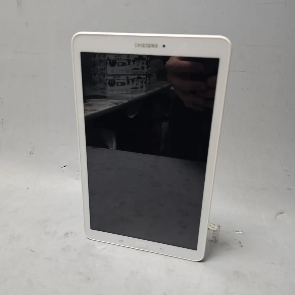 SAMSUNG SM-T560 TABLET 
