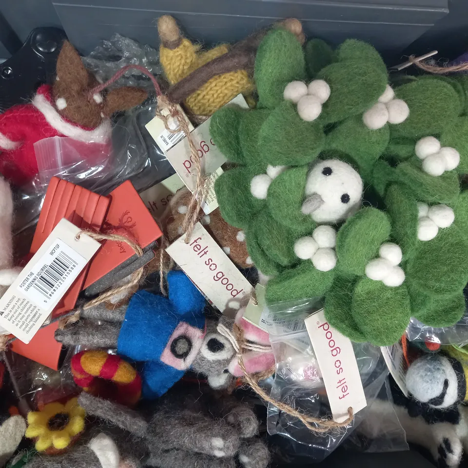 LOT OF APPROXIMATELY 10 ASSORTED HOUSEHOLD ITEMS TO INCLUDE STAINLESS STEEL BOTTLE OPENER, PASTRY BRUSH, FESTIVE FELT DECORATION, ETC