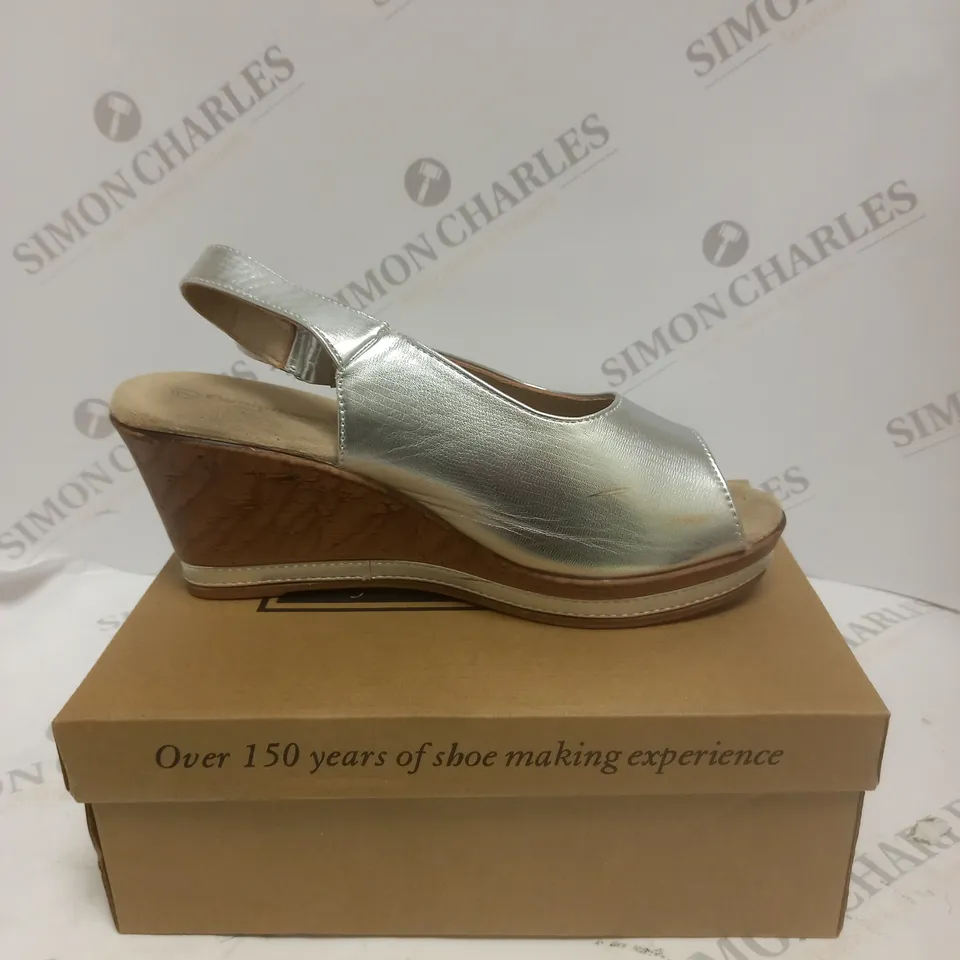 BOXED PAIR OF CUSHION WALK STRAPPED WEDGE SHOES IN SILVER - 7