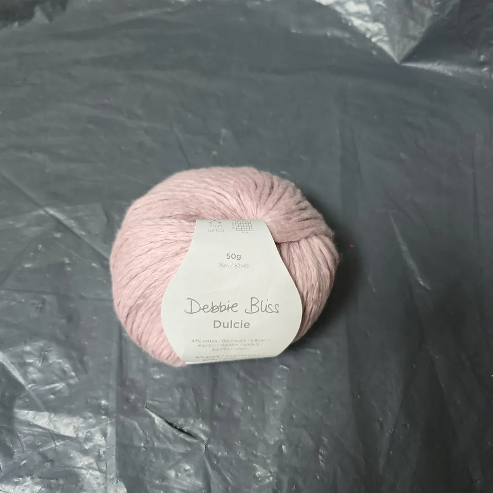 BOX OF APPROXIMATELY 12 ASSORTED HOUSEHOLD PRODUCTS INCLUDING SMALL CHRISTMAS TREE , SPORTS ODOUR ABSORBER AND DEBBIE BLISS 