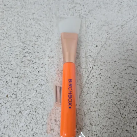 BOX OF APPROXIMATELY 800 X BIRCHBOX MAKEUP BRUSH – ORANGE HANDLE