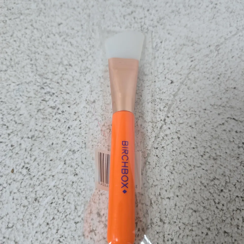 BOX OF APPROXIMATELY 800 X BIRCHBOX MAKEUP BRUSH – ORANGE HANDLE