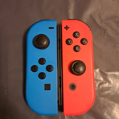 NINTENDO SWITCH GAMING CONSOLE REMOTES 