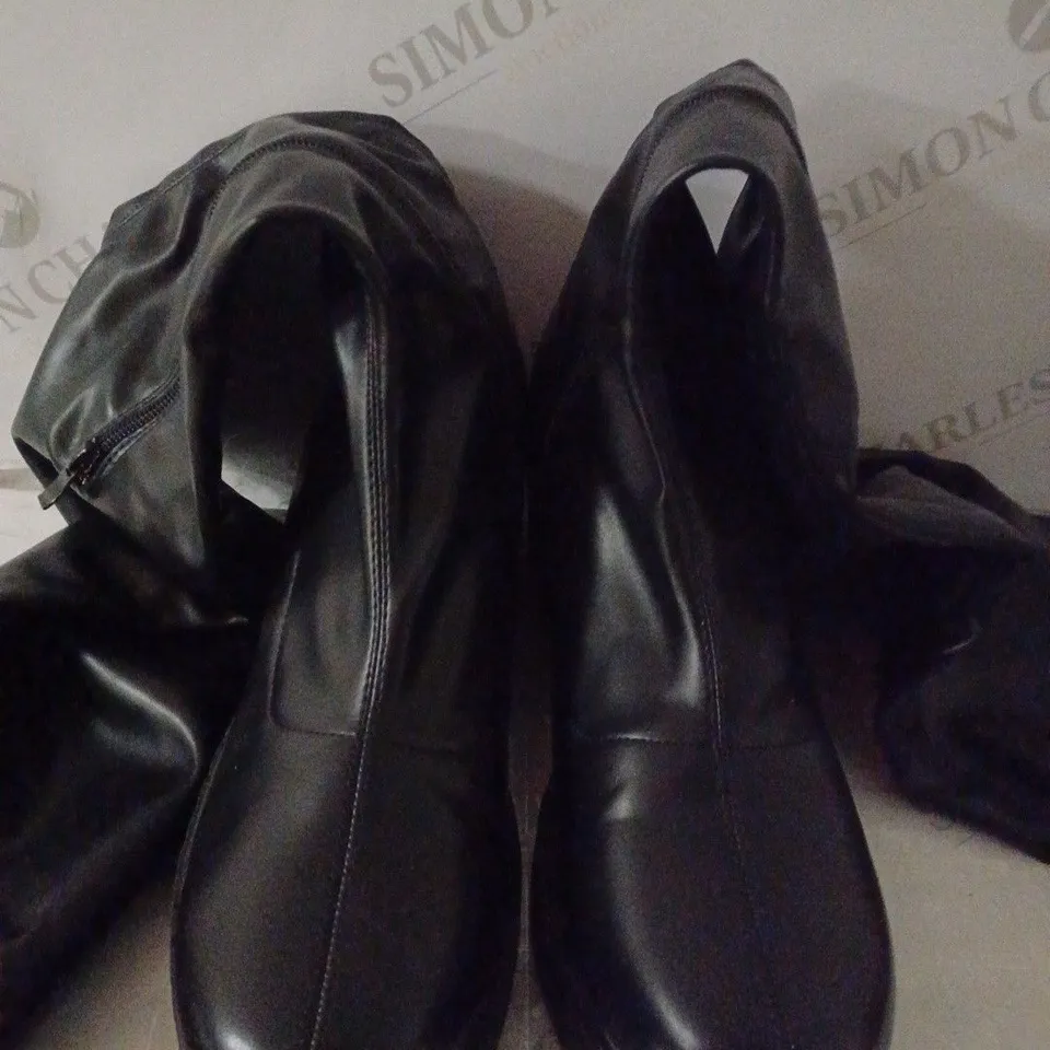 PAIR OF KOI WOMEN'S THE BALANCED UNIFLEX THIGH HIGH BOOTS SIZE 6