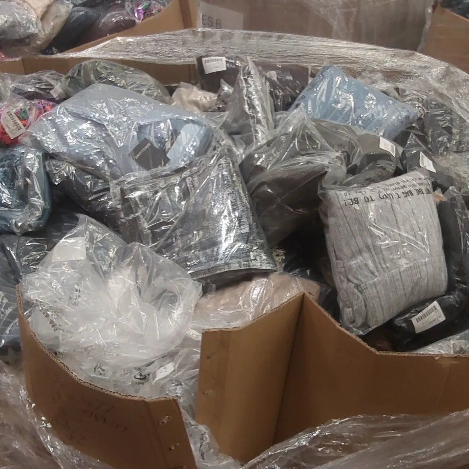 PALLET CONTAINING APPROXIMATELY 450x BRAND NEW ASSORTED DESIGNER CLOTHING ITEMS