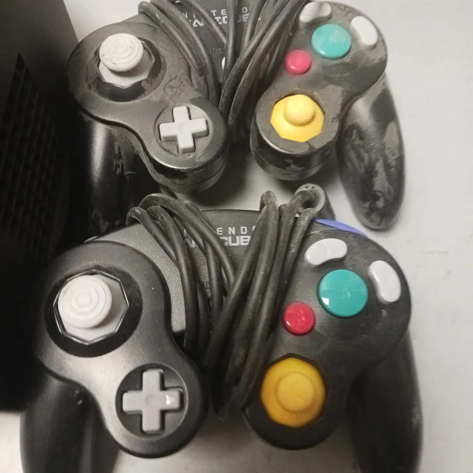 UNBOXED NINTENDO GAMECUBE WITH 2 CONTROLLERS, SEALED MEMORY CARD AND ZELDA COLLECTORS GAME 