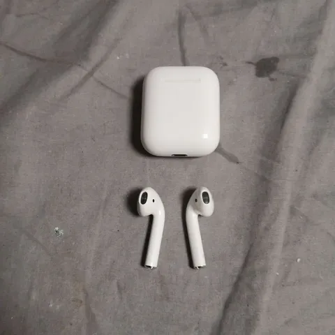 APPLE AIRPODS WITH CHARGING CASE