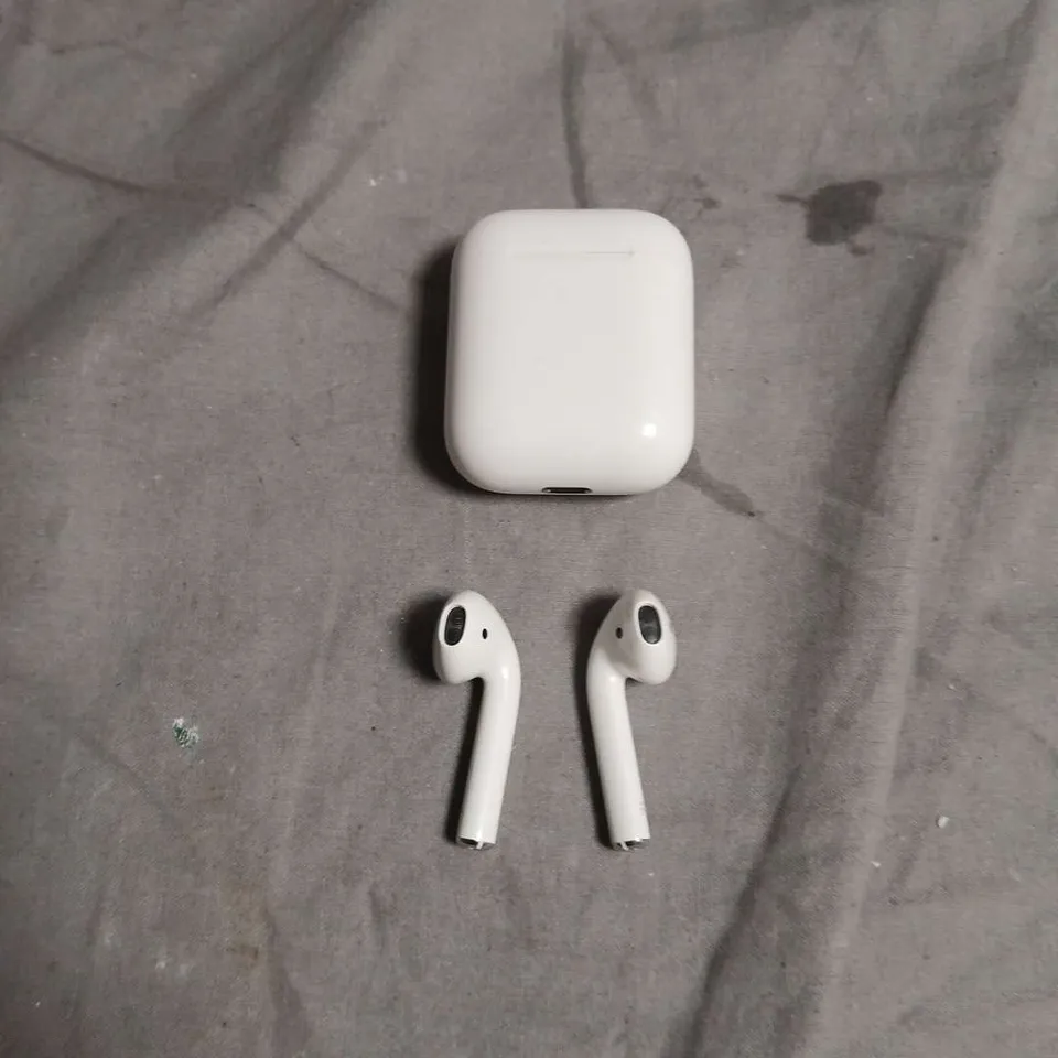APPLE AIRPODS WITH CHARGING CASE