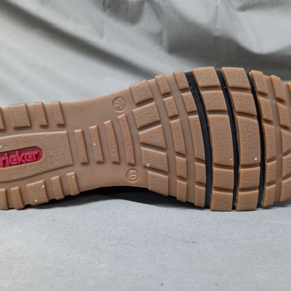 BOXED PAIR OF RIEKER LOW WEDGE TRAINERS IN FOREST SIZE 6.5