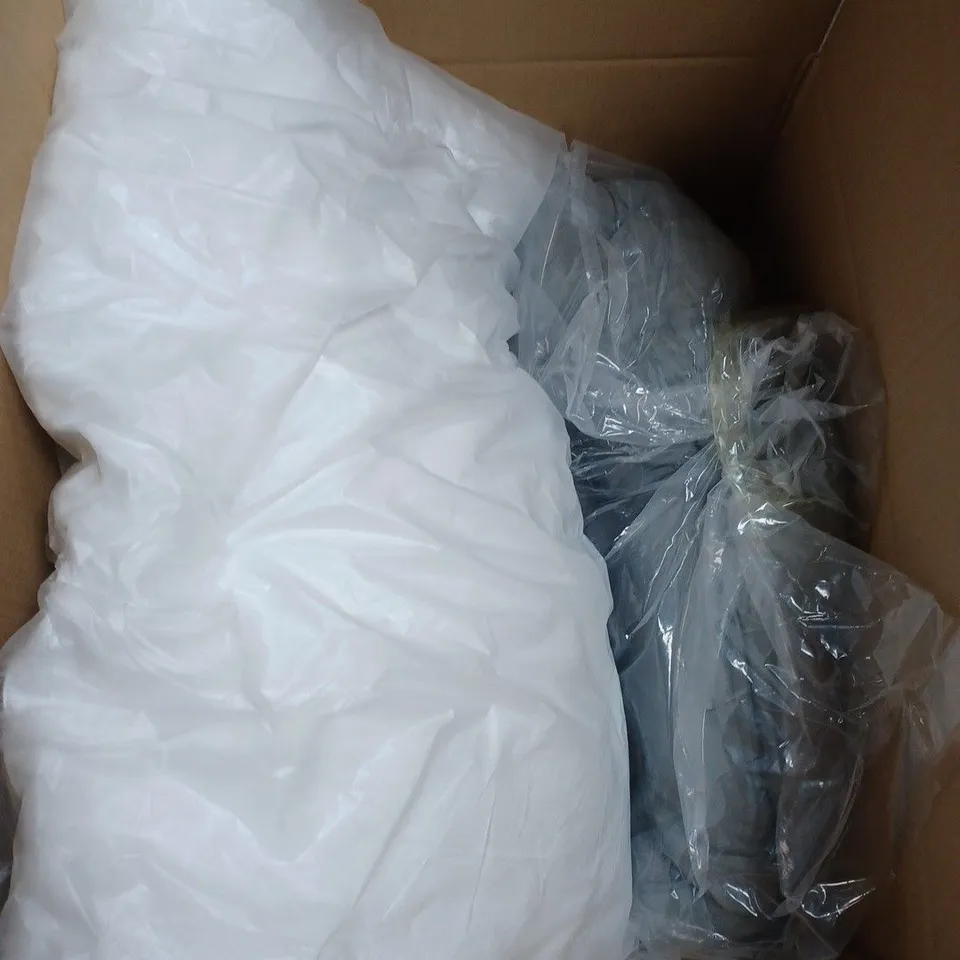APPROXIMATELY 10 ASSORTED BEDDING ITEMS TO INCLUDE PET BED AND A PILLOW