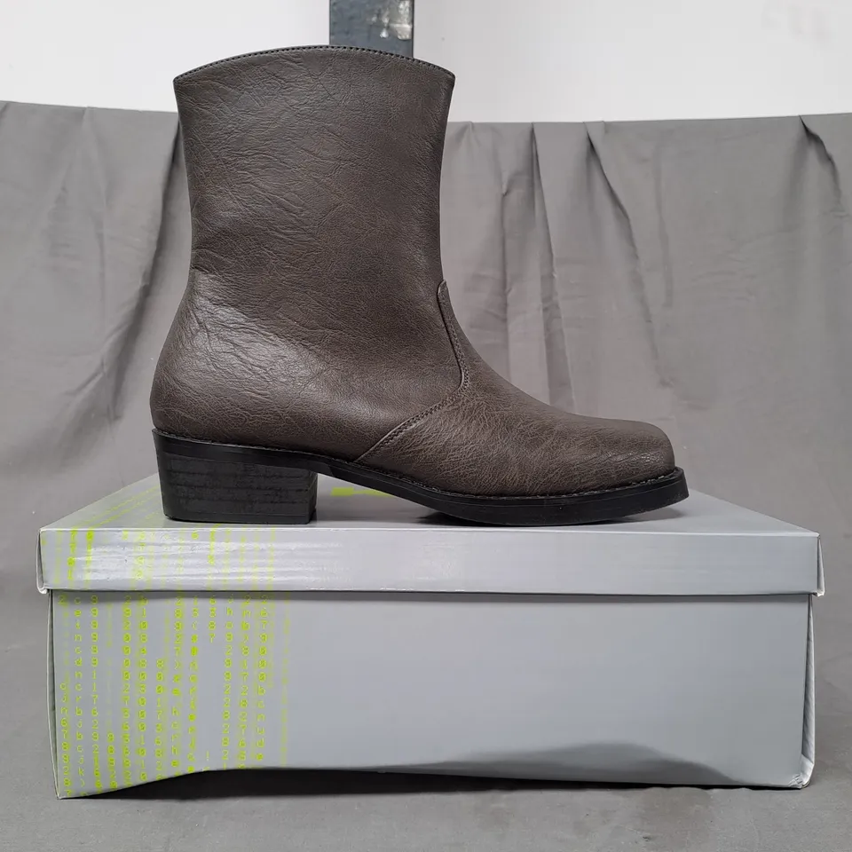 BOXED PAIR OF KOI THE CAVALRY MEN'S HEELED COWBOY BOOTS IN MOCHA UK SIZE 8