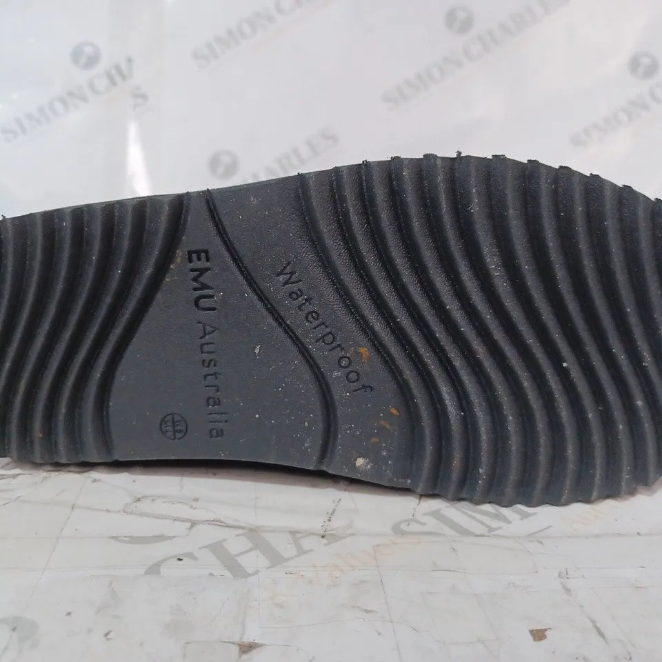 BOXED PAIR OF EMU AUSTRALIA MOONTA BOOTS IN BLACK - SIZE 3