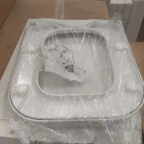BRAND NEW BOXED SANTIAGO TOILET SEAT 