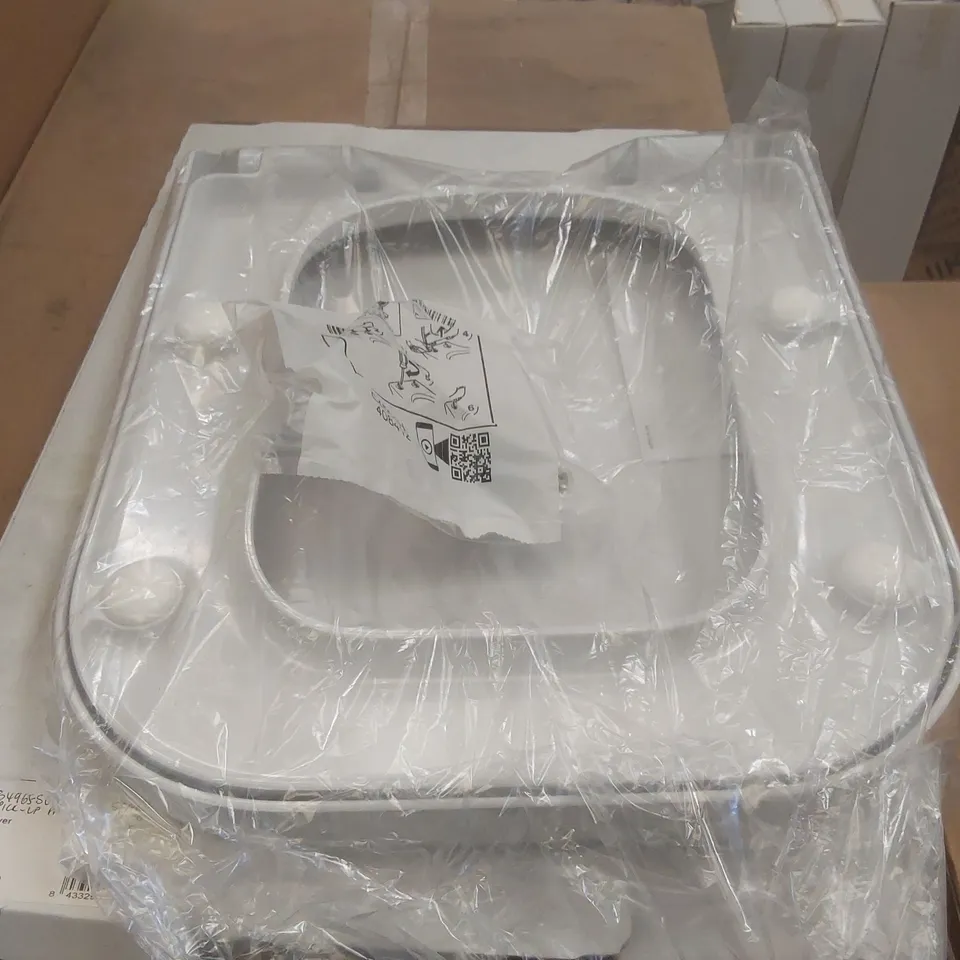 BRAND NEW BOXED SANTIAGO TOILET SEAT 