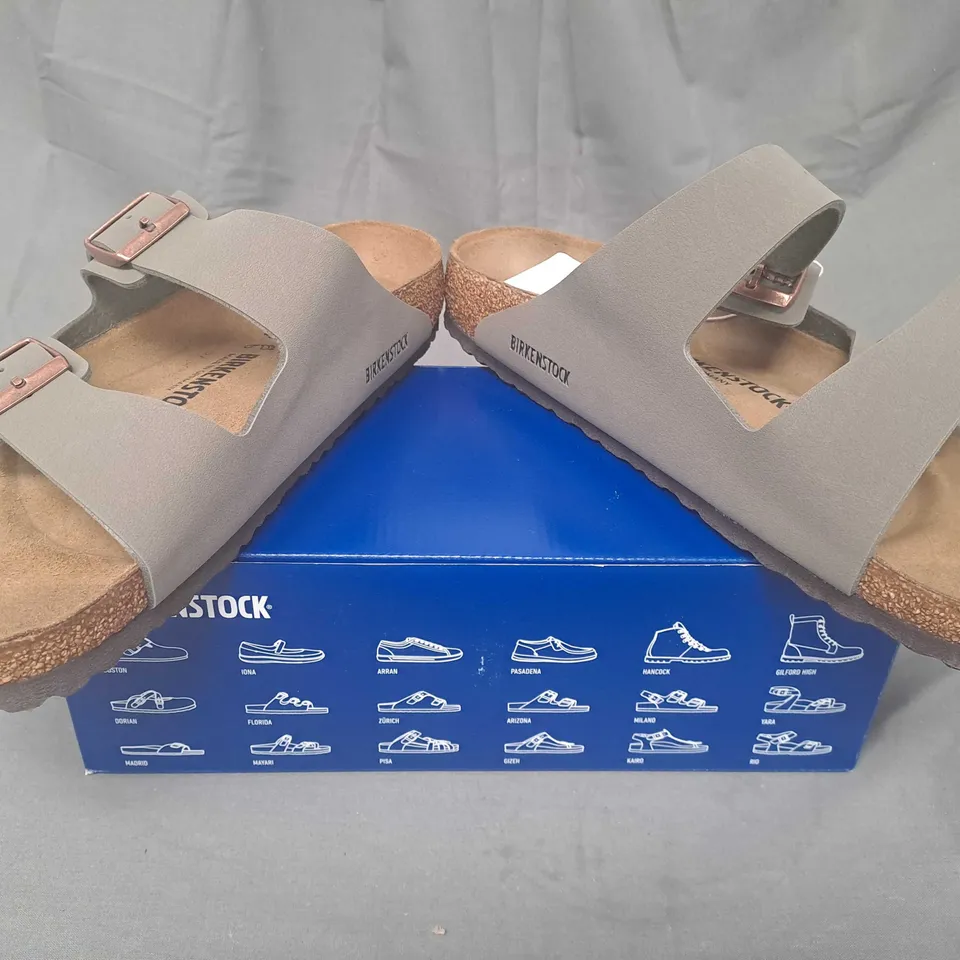 BOXED PAIR OF BIRKENSTOCK ARIZONA BS OPEN TOE SANDALS IN STONE UK SIZE 10.5