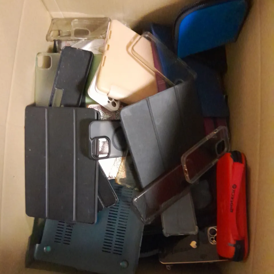 APPROXIMATELY 80 ASSORTED LOOSE SMARTPHONE/TABLET PROTECTIVE CASES FOR VARIOUS MODELS 