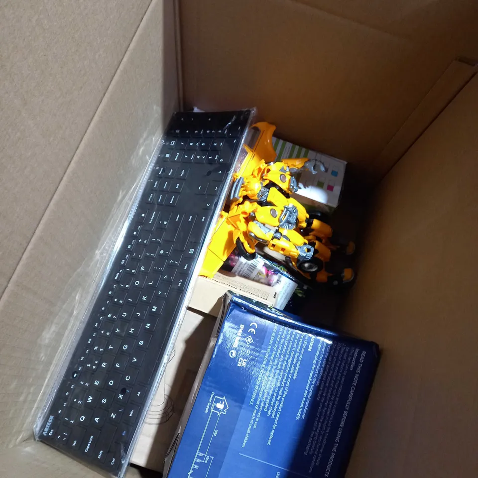 BOX OF APPROXIMATELY 5 ASSORTED ITEMS TO INCLUDE 1KG DUMBBELL SET, BUMBLEBEE ACTION FIGURE, KEYBOARD ETC 